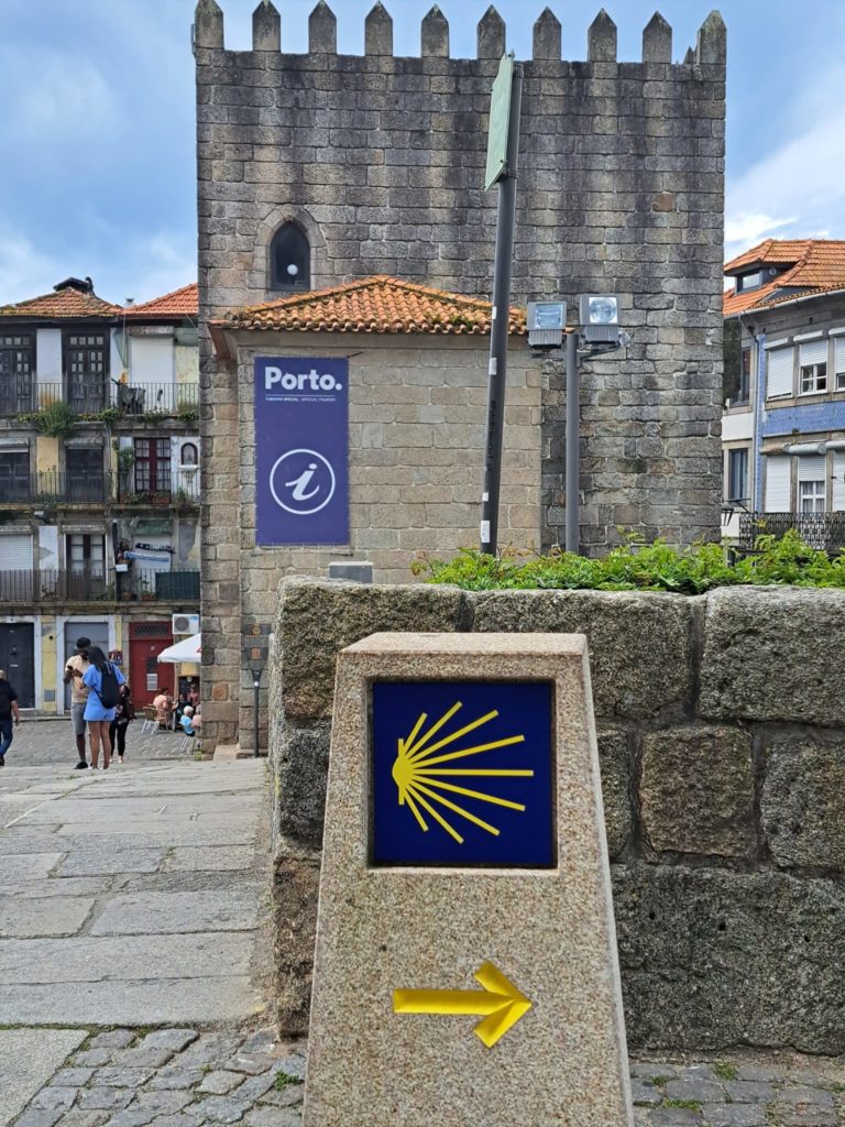 Monolito del Camino en la plaza de la Catedral de Porto